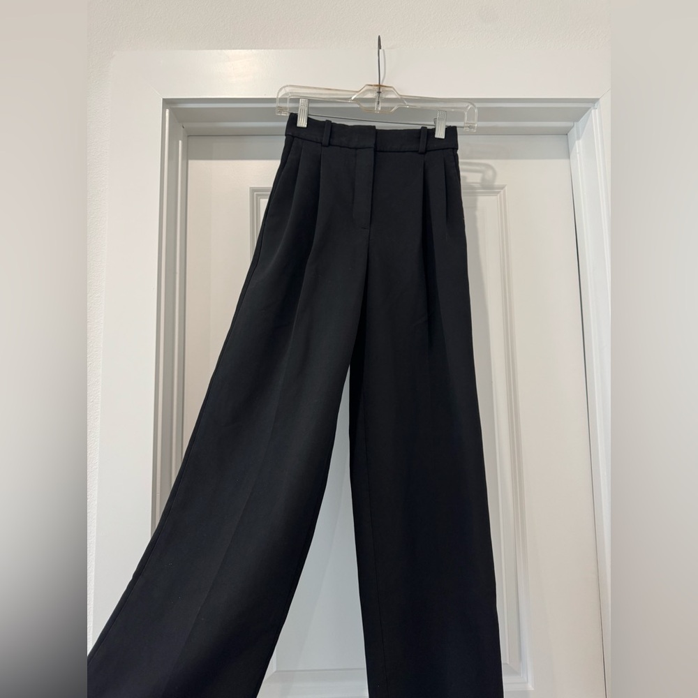 NWOT Aritzia Babaton “The Effortless Pant”